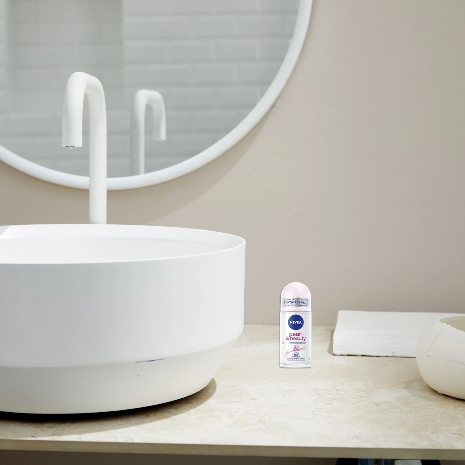 NIVEA Anti-Transpirant Roll-on Pearl & Beauty 5 NIVEA Anti-Transpirant Roll-on Pearl & Beauty – Bild 3